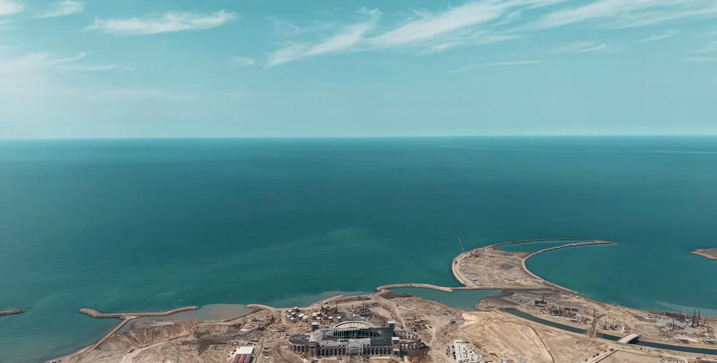 The shore with the construction site and the reclaimed crescent behind it