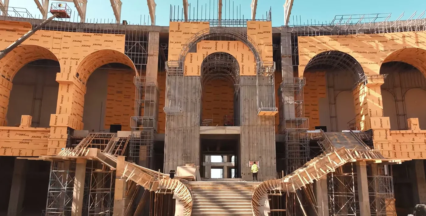 The grand staircase under arches: formwork and scaffolding