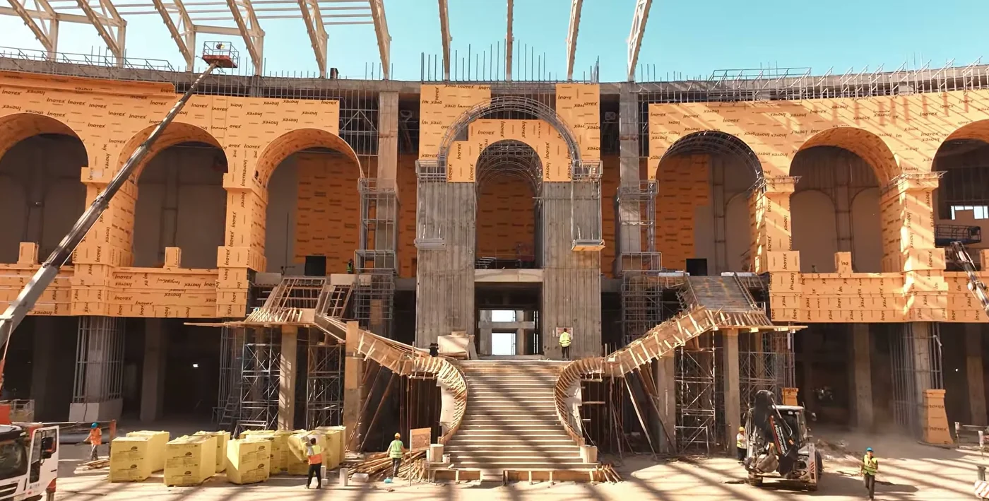 Inner courtyard: arches, columns, construction machinery